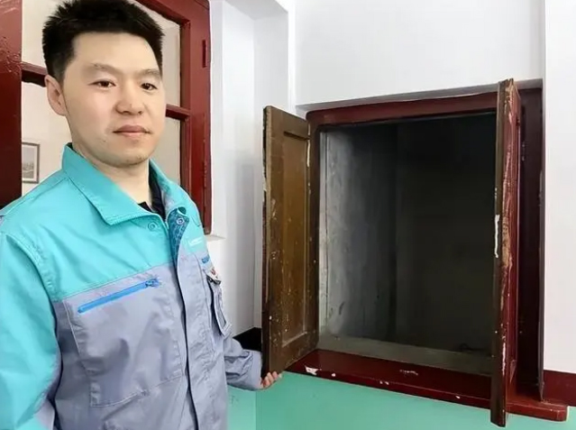 實驗樓的一樓，有兩扇特殊的“小窗戶”，打開后就會出現(xiàn)一條“暗道”